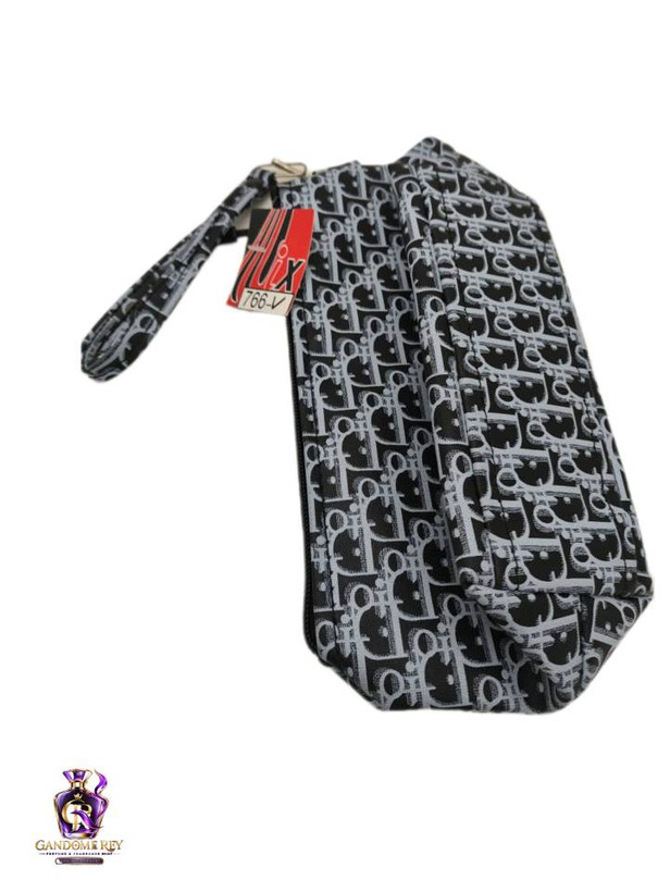 کیف لوازم آرایشی زنانه برند ایایکس (i.X) – جنس چرم مصنوعی، رنگ مشکی با طرح دیور، دارای بند مچی و زیپدار